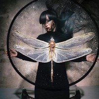 Bjork juga tampil dengan dress hitam dengan aksen capung raksasa di bagian tengahnya. Foto: dok. Vogue Scandinavia
