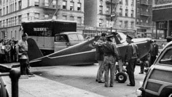 Untuk Memenangkan Taruhan Pada Tahun 1956, Thomas Fitzpatrick Mencuri Sebuah Pesawat Kecil Dari New Jersey Dan Mendaratkannya Dengan Sempurna Di Jalan Sempit Manhattan Saat Mabuk, Di Depan Bar Tempat Dia Minum. Dua tahun kemudian, dia melakukannya lagi setelah seorang pria tidak percaya dia melakukannya untuk pertama kalinya Foto: Boredpanda