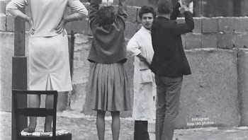 Berlin tahun 1960an. Warga Berlin Barat Tunjukkan Anaknya Kepada Kakek dan Neneknya yang Tinggal di Berlin Timur, 1961 Foto: Boredpanda