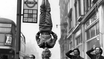 Dua Anggota Sirkus Bertram Mills Berjalan Head-To-Head Di Hammersmith Broadway Di London 1953 Foto: Boredpanda