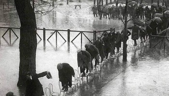 Warga Paris Mengarungi Air Banjir Dengan Berjalan Melintasi Deretan Kursi, 1924 Foto: Boredpanda