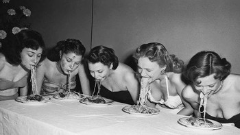 Lima gadis pertunjukan Broadway berpartisipasi dalam kontes Spaghetti Swooshing. Mereka harus makan sepiring spageti dan saus tanpa menggunakan tangan.1948 Foto: Boredpanda