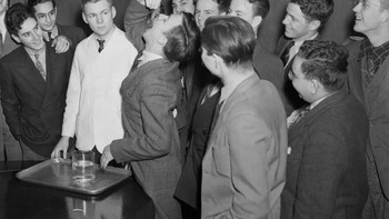 Penelanan ikan mas menjadi tren kampus-kampus di AS pada tahun 1930-an. Pada tanggal 3 Maret 1939, mahasiswa baru Harvard Lothrop Withington, Jr., menelan ikan mas hidup yang menggeliat untuk memenangkan taruhan sepuluh dolar. Dia dilaporkan mempraktikkan hal tersebut selama berhari-hari sebelumnya dengan menelan bayi ikan mas dan berudu. Foto: Boredpanda
