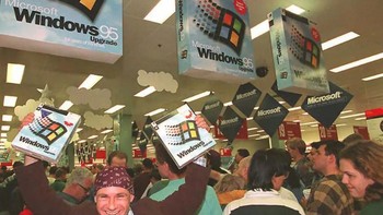 Seorang pria yang antusias merayakan peluncuran Windows 95... Mikol Furneaux melambaikan dua salinan Windows 95 pada peluncuran tengah malam di sebuah toko di Sydney, Australia. Foto: Boredpanda