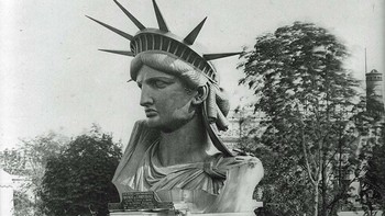 Kepala Patung Liberty dipajang di Paris, Prancis, pada tahun 1883, satu tahun sebelum dikirim ke Amerika Serikat. Foto: HistoryDefined