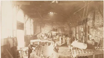 Patung itu dibangun dengan bahan tembaga, yang seiring berjalannya waktu berubah menjadi hijau karena proses pelapukan alami yang disebut oksidasi. Foto: HistoryDefined