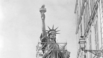 Patung itu berdiri dalam keadaan utuh dan dipajang di luar bengkel di Paris. Patung itu berdiri setinggi 151 kaki atau 46 meter dari dasar hingga obor Foto: HistoryDefined