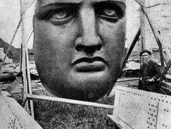 Foto Ikonik Pembangunan Patung Liberty