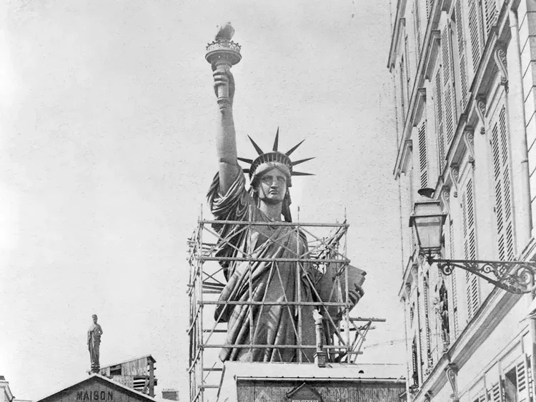 Foto Ikonik Pembangunan Patung Liberty