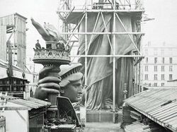 Foto Ikonik Pembangunan Patung Liberty