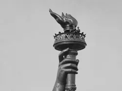 Foto Ikonik Pembangunan Patung Liberty