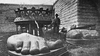 Foto kaki dan obor Patung Liberty yang tergeletak di Pulau Bedloe sebelum dikibarkan di atas alas. sekitar tahun 1885. Foto: HistoryDefined