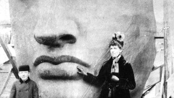 Seorang wanita dan anak-anak berpose dengan wajah Patung Liberty Foto: HistoryDefined