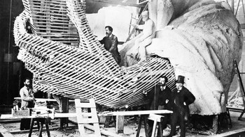Frédéric-Auguste Bartholdi, pembuat patung, berpose dengan pengunjung di studio Paris, 1875. Ide pembuatan patung muncul pada tahun 1865 ketika pemerintah Prancis menugaskan Bartholdi untuk merancang patung untuk Terusan Suez. Foto: HistoryDefined