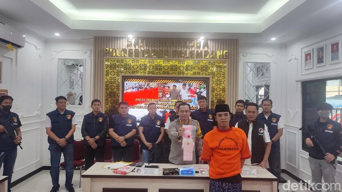 Foto tersangka BA serta barang bukti narkoba yang diamankan polisi.