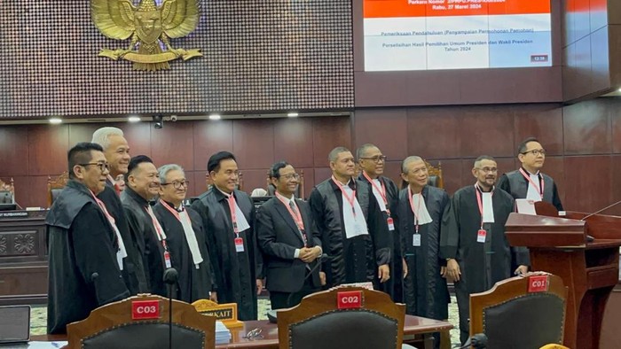 Kehangatan Foto Bersama Ganjar, Mahfud, dan Tim Hukum Pasangan Prabowo-Gibran Sebelum Persidangan