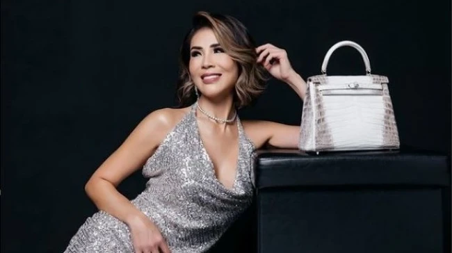 Sebuah unggahan juga memperlihatkan Helena berpose dengan Birkin seri Himalayan. Dengan harga yang mencapai puluhan miliar rupiah, tas tersebut digadang-gadang sebagai tas termahal di dunia. (Foto: Instagram)