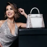 Sebuah unggahan juga memperlihatkan Helena berpose dengan Birkin seri Himalayan. Dengan harga yang mencapai puluhan miliar rupiah, tas tersebut digadang-gadang sebagai tas termahal di dunia. (Foto: Instagram)