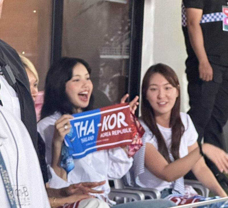 Gaya Lisa BLACKPINK Nonton Bola di Bangkok, Pakai Cincin Berlian Rp 198 Juta