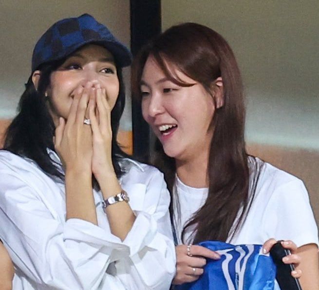 Gaya Lisa BLACKPINK Nonton Bola di Bangkok, Pakai Cincin Berlian Rp 198 Juta