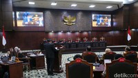 Seperti diketahui, agenda sidang ialah mendengarkan permohonan pemohon. Sebelum sidang gugatan Ganjar, MK telah menggelar sidan gugatan yang diajukan oleh Anies Baswedan-Muhaimin Iskandar.  