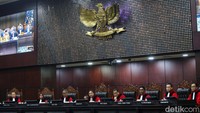 Tahapan Pilpres 2024 sudah memasuki masa sidang gugatan sengketa hasil di Mahkamah Konstitusi (MK). Dalam sidang di MK, sebagai penggugat, Anies Baswedan menyinggung demokrasi dan Ganjar Pranowo menyinggung jaga kewarasan. Sidang perdana sengketa hasil Pilpres 2024 digelar di gedung MK, Rabu (27/3/2024), dengan agenda mendengarkan permohonan pemohon. Grandyos Zafna/detikcom