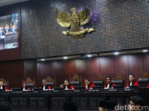 Sisi Lain Sidang MK: Saat Kubu 01-02-03 Salaman dan Tertawa Bersama