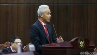 Ganjar kemudian menyebut seluruh warga pernah dipersatukan dengan semangat reformasi. Dia mengatakan reformasi saat itu dilakukan untuk mengkoreksi pemerintahan yang saat itu melenceng, membelenggu kebebasan dan menyebarkan ketakutan.  