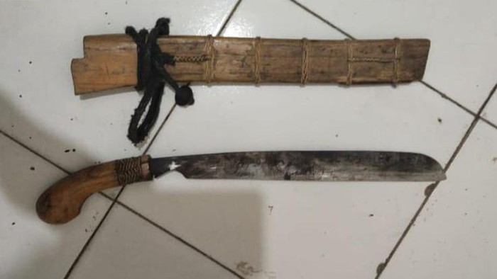 Golok yang digunakan Yadi menebas Damsir hingga jari putus.