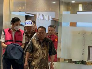 Momen Suami Sandra Dewi Digiring Masuk Mobil Tahanan Kejagung