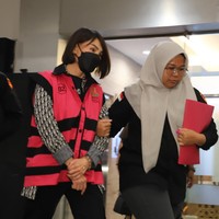 Dari hotel mewah ke hotel prodeo. Helena akhirnya ditetapkan sebagai tersangka kasus dugaan korupsi tata niaga komoditas timah wilayah Izin Usaha Pertambangan (IUP) PT Timah Tbk tahun 2015-2022. Meski memakai jaket tahanan, ia mencoba untuk tetap stylsih dengan sweater Dior (Foto: Dok. Kejagung RI)