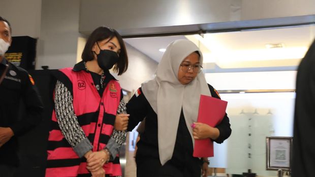 Helena Lim alias HLN selaku Manager PT QSE diamankan dan ditahan Kejagung.