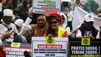 Massa juga membawa atribut aksi seperti poster dan spanduk.