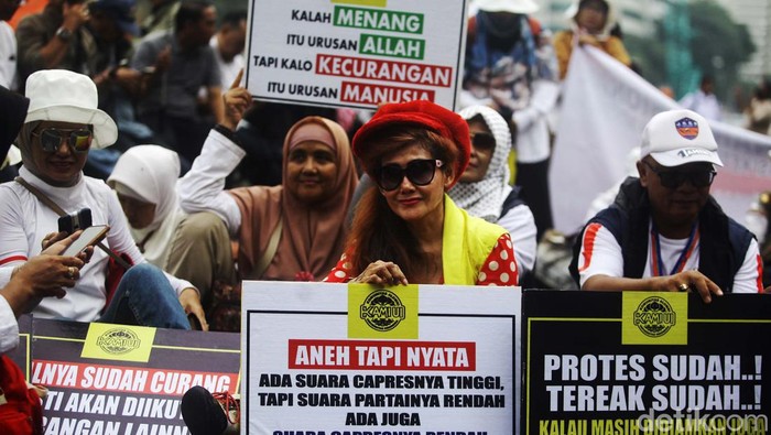 Hendak Demo di MK, Massa Tertahan di Patung Kuda Massa dari berbagai elemen masyarakat melakukan aksi unjuk rasa di Patung Kuda, Jl Medan Merdeka Barat, Jakarta Pusat, Rabu (27/3/2024). Mereka berniat berdemonstrasi di depan Gedung MK namun tertahan oleh pengamanan barier beton di kawasan Patung Kuda, atau sekutar 700 keter dari gedung MK. Massa aksi membawa sejumlah isu terkait dugaan pemilu curang bersamaan dengan sidang sengketa Pilpres yang diajukan paslon 01, Anies-Muhaimin. Aksi berlangsung tertib.