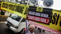 Terlihat juga mobil untuk orasi di kawasan Patung Kuda.
