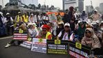 Hendak Demo ke MK, Massa Tertahan di Patung Kuda