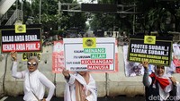 Massa aksi kebanyakan mengenakan pakaian atasan putih.