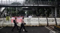 Akses Jalan Medan Mereka Barat ditutup dengan beton barier serta kawat berduri.