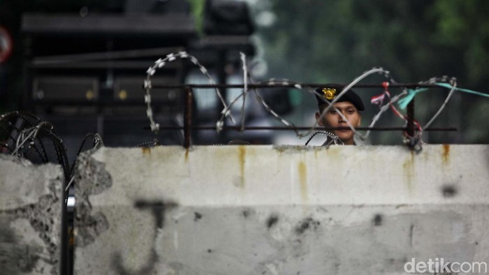 Massa dari berbagai elemen masyarakat melakukan aksi unjuk rasa di Patung Kuda, Jl Medan Merdeka Barat, Jakarta Pusat, Rabu (27/3/2024). Mereka berniat berdemonstrasi di depan Gedung MK namun tertahan oleh pengamanan barier beton di kawasan Patung Kuda, atau sekutar 700 keter dari gedung MK. Massa aksi membawa sejumlah isu terkait dugaan pemilu curang bersamaan dengan sidang sengketa Pilpres yang diajukan paslon 01, Anies-Muhaimin. Aksi berlangsung tertib.