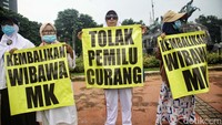 Massa aksi gugatan sengketa Pilpres 2024 sudah berdatangan ke kawasan Patung Kuda, Jalan Medan Merdeka Barat, Jakarta Pusat, Rabu (27/3/2024).