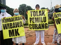 Hendak Demo ke MK, Massa Tertahan di Patung Kuda