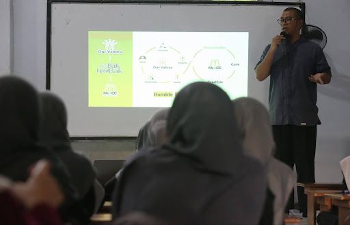 HR Manager PT Rekso Nasional Food Mochammad Yoso Ichsanto memberikan materi pengenalan dunia kerja kepada para santri.
