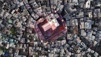 Foto drone memperlihatkan sisa Festvial Holi memberikan bekas warna-warni yang terlihat kontras dengan bangunan sekitarnya.