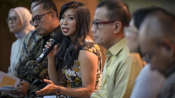 Direktur Pemasaran dan Program Pariwisata InJourney Maya Watono (tengah) memberikan keterangan saat konfrensi pers terkait kesiapan Injourney menyambut arus mudik dan libur lebaran di Gedung Sarinah, Jakarta, Rabu (27/3/2024). InJourney memproyeksikan terdapat 7,9 juta penumpang yang akan dilayani di 35 Bandara selama periode arus mudik 2024. ANTARA FOTO/ Erlangga Bregas Prakoso/foc.
