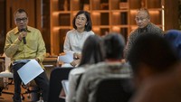 Direktur Utama InJourney Airports Faik Fahmi (kiri) didampingi oleh Direktur Pemasaran dan Pengembangan Bisnis InJourney Destination Management Hetty Herawati (tengah), dan Direktur Operasi InJourney Tourism Development Corporation Troy Reza Warokka (kanan) memberikan keterengan saat konfrensi pers terkait kesiapan Injourney menyambut arus mudik dan libur lebaran di Gedung Sarinah, Jakarta, Rabu (27/3/2024).