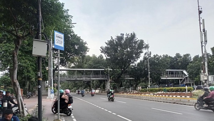 Jalan Medan Merdeka Barat, Jakarta Pusat, ke arah gedung Mahkamah Konstitusi (MK) sudah dibuka usai aksi demontrasi terkait sengketa Pilpres 2024 membubarkan diri. Pembukaan jalan sekitar Patung Kuda dilakukan pada petang, Rabu (27/3/2024).