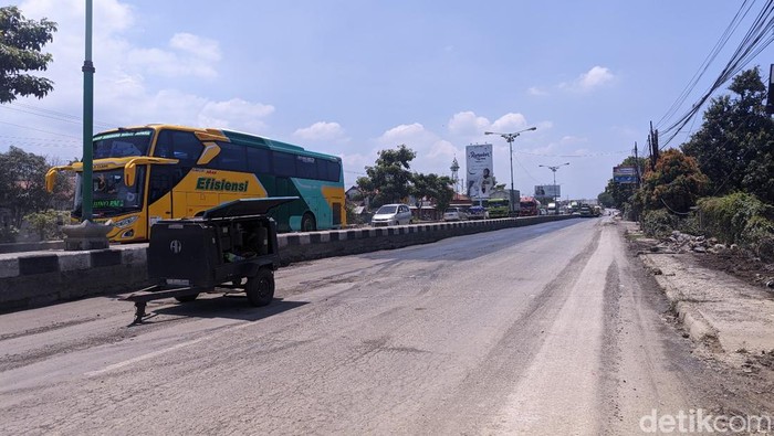Jalan Pantura Karanganyar Demak diberlakukan contraflow karena ada pengaspalan jalan, Rabu (27/3/2024) siang.