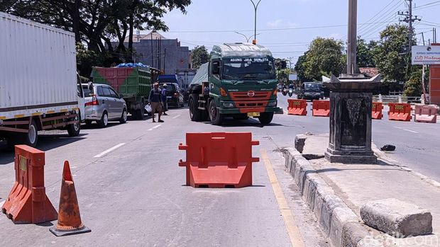 Jalan Pantura Karanganyar Demak diberlakukan contraflow karena ada pengaspalan jalan, Rabu (27/3/2024) siang.