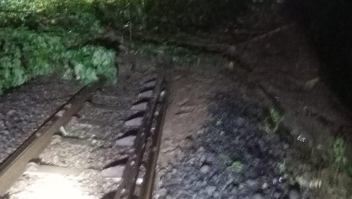Jalur kereta api tertimbun longsor.