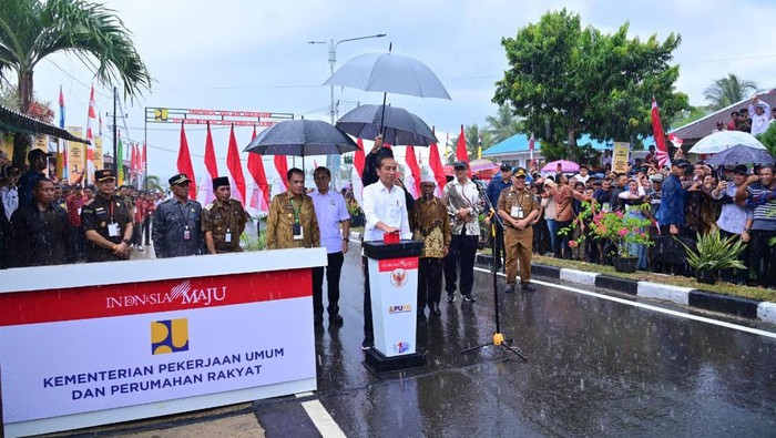 Jokowi Resmikan 15 Jalan di Sulteg.